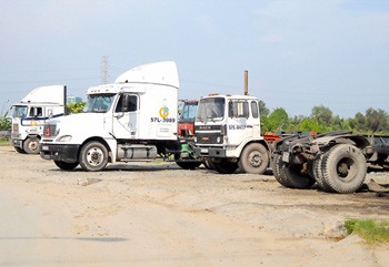 HCMC is in dire need of more container-truck parking space (Photo: SGGP)
